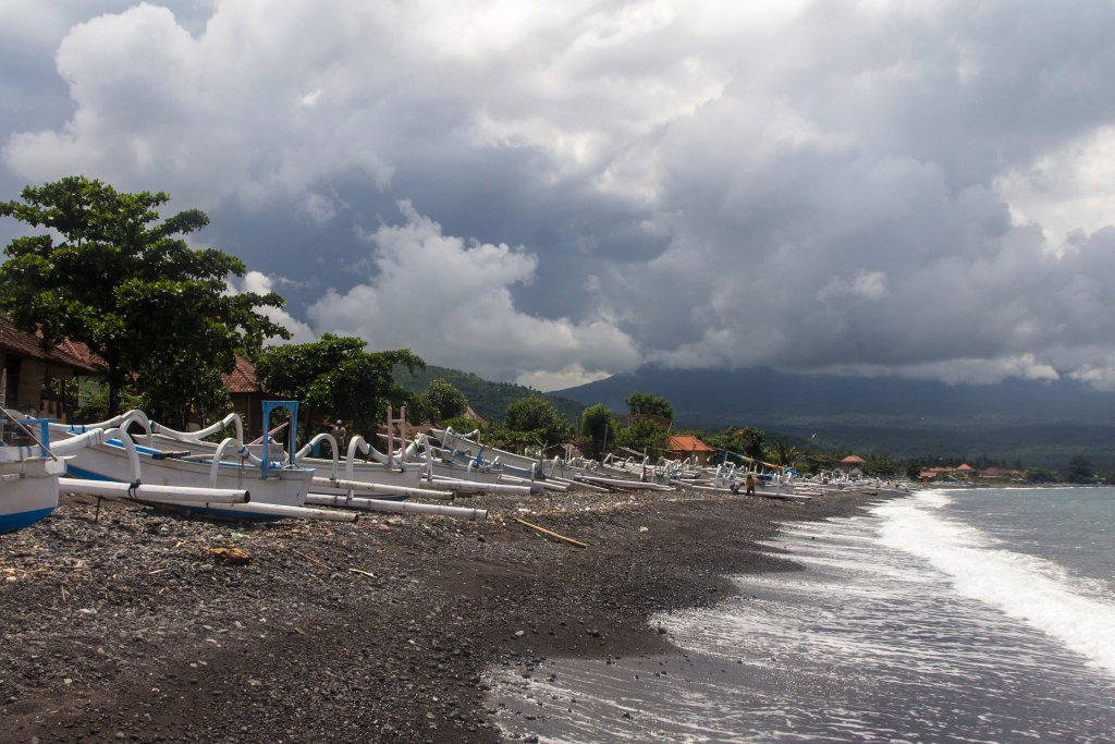 Amed sits in the island's rain shadow, making it noticeably hotter and drier than the lush central mountains.