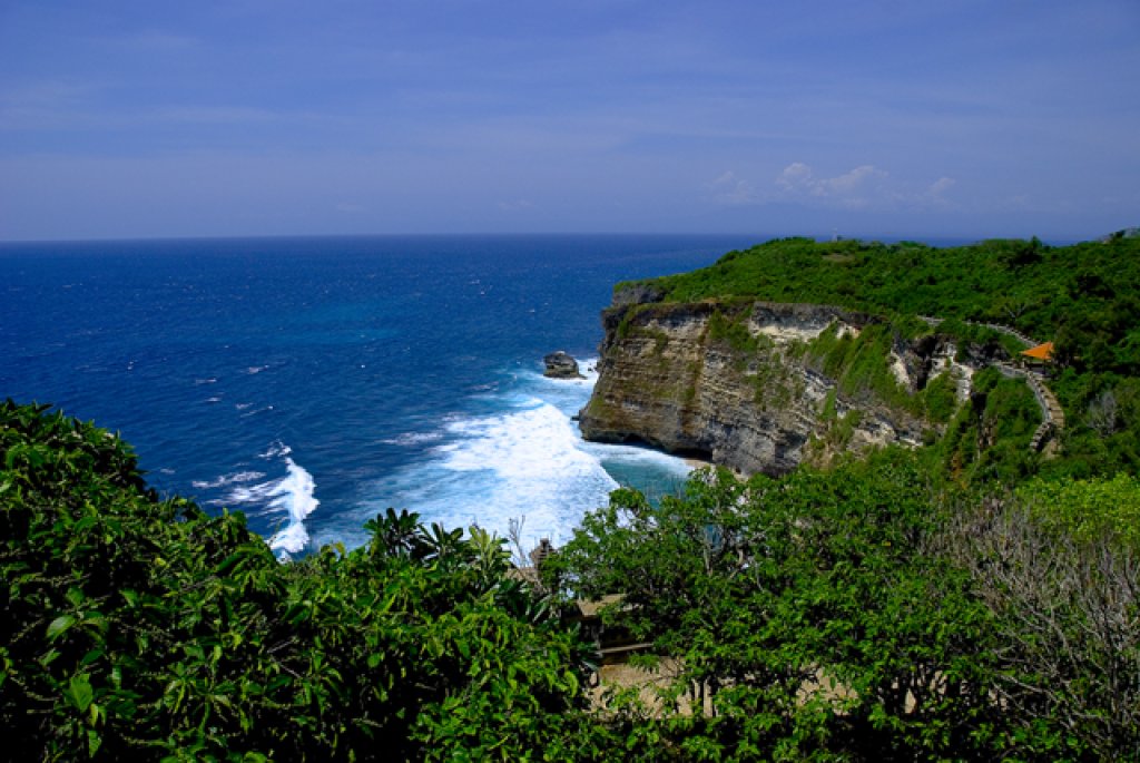 Uluwatu is perfect for peak dry season beach-hopping, offering breezy and sunny days on the cliffs.