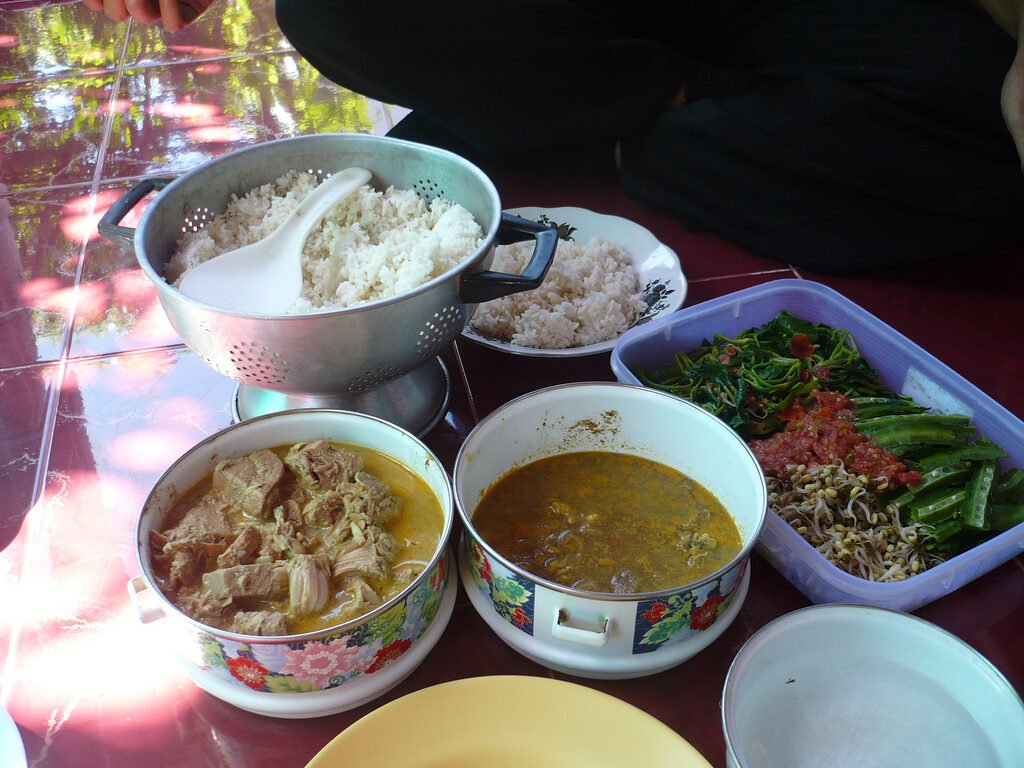 Ares and other Lombok dishes served with rice and vegetables.